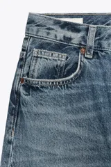 Jeans de mujer tiro alto, color celeste claro lavado, con cinco bolsillos y pierna extra ancha y larga.