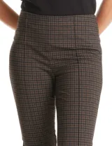 Pantalón de tiro alto con estampado cuadrillé en tonos marrones y negros. Presenta pretina elastizada, corte ajustado y costura vertical decorativa en el frente de cada pierna.