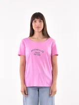 Remera rosa con cuello redondo y estampado frontal con la frase "Better late than never".
