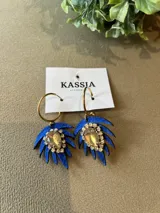 Aros colgantes con forma de hoja azul y apliques de strass.