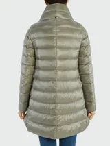 Campera puffer Herno modelo Amelia, color azul marino, de nylon rellena de plumas, con cuello alto y cierre con botones a presión.