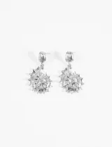 Aros colgantes plateados con forma de caracol.