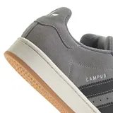 Championes Adidas Campus 00S de gamuza color gris con las tres tiras características de la marca en color gris oscuro.