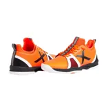 Championes de fútbol sala Munich modelo Attack 04, color naranja vibrante con detalles en negro y blanco. Presentan un diseño técnico con malla transpirable, refuerzos laterales y suela de goma diseñada para un agarre óptimo en superficies de pista.
