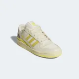 Championes Adidas Forum Low CL de diseño urbano, con base en color crema, detalles en amarillo vibrante en las icónicas tres tiras, logo y suela, y un panel gris en el talón.