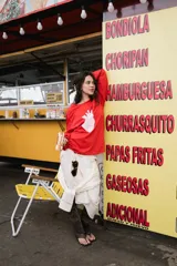 Buzo de algodón rojo con estampado de corazón en color rosa claro en el pecho, de manga larga y corte holgado.