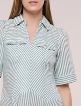 Vestido camisero midi de rayas blanco y verde, con cuello solapa, escote en V, mangas cortas y falda acampanada con vuelo.