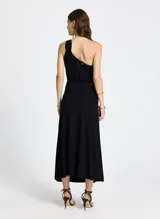 Vestido midi negro de punto, con un solo hombro, detalle de nudo en el hombro y botones metálicos decorativos en el lateral.