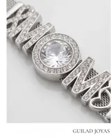 Pulsera de acero plateado con diseño de cadena tipo malla y dijes integrados que forman la palabra MOM, acompañados por un símbolo de infinito y corazones, con incrustaciones de cristales y una perla central.