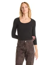 Remera de tejido rib marca Elie Tahari, con cuello redondo y mangas tres cuartos. Presenta un diseño ajustado al cuerpo y un pequeño avío metálico con logo en el ruedo.