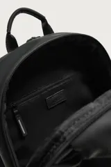 Mochila negra de acabado engomado con compartimento principal con cierre de cremallera. Cuenta con bolsillo interior con cierre, parte posterior acolchada con bolsillo oculto y banda de sujeción para equipaje, asa de mano y correas de hombro ajustables y acolchadas.