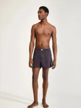 Boxer de corte clásico y holgado, confeccionado en algodón gris, con cintura elástica y bragueta frontal.