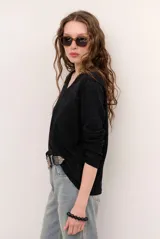 Sweater de punto color grafito, con cuello en V y mangas largas.