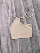 Top blanco irregular con un solo bretel y espalda descubierta.