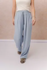 Pantalón amarillo de corte amplio y pierna recta, confeccionado en tela liviana con caída fluida. Cuenta con cintura elastizada, cordón regulable en contraste y bolsillos laterales.