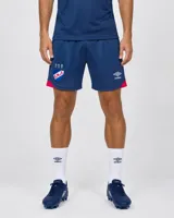 Short de fútbol Umbro del Club Nacional de Football, modelo Home 2025, color azul con detalles rojos en los laterales. Incluye el escudo del club y el logo de Umbro.