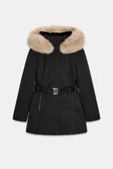 Anorak acolchado negro resistente al agua y al viento, con cuello subido y capucha con pelo sintético en tono tostado a contraste. Cuenta con manga larga, bolsillos delanteros con cierre, cinturón elástico ajustable con hebilla metálica y cierre frontal con cremallera y botones a presión ocultos.