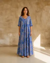 Vestido largo azul con estampado floral, escote en V y mangas cortas holgadas.