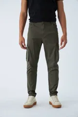Pantalón cargo de corte slim, color verde militar, con cierre frontal, botón en la cintura, pasacintos y bolsillos laterales con solapa y botones.