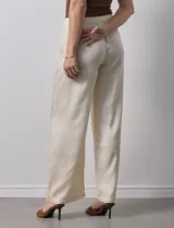 Pantalón palazzo color crudo de lyocell marca Nanette, con pretina elastizada, lazo de ajuste y bolsillos delanteros.