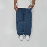 Pantalón de jean azul de corte amplio, estilo baggy, con múltiples bolsillos cargo.