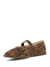 Chatita ballerina de gamuza con estampado animal print de leopardo, diseño plano y tira fina en el empeine con hebilla metálica dorada.
