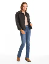 Chaqueta capitoneada de color negro con diseño de rombos, cuello con solapa, cierre frontal con botones metálicos y bolsillos delanteros.