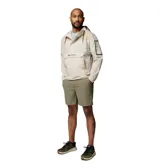 Campera Columbia modelo Challenger Windbreak Omni-Shield de color beige claro con detalles en tostado. Cuenta con capucha ajustable, media cremallera frontal, gran bolsillo canguro central con solapa y cierre de velcro, y puños elásticos.