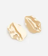 Par de aros tipo botón dorados con diseño orgánico irregular.