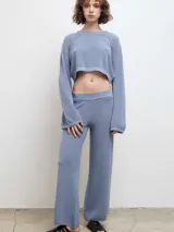 Pantalón de punto color negro, de corte recto y tiro medio, con cintura elástica y diseño de pierna ancha.