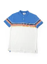 Polo de piqué blanco con canesú celeste y rayas horizontales en el pecho y mangas en tonos naranja, azul marino y blanco. Tiene cuello clásico con botones, corte regular y logo bordado en el pecho.