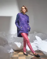 Capucha de lana merino afieltrada color uva, con capucha amplia y bolsillos frontales.