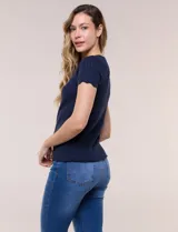 Blusa de punto calado color blanco, de silueta entallada, manga corta raglán y escote redondo, con detalles de tejido fantasía en el canesú y terminaciones festonadas.