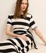 Vestido midi de viscosa con estampado de rayas horizontales en blanco y negro, cuello redondo, mangas cortas y lazo lateral en la cintura.