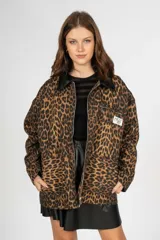 Campera con cierre frontal y cuello clásico, con estampado animal print de leopardo y aplique de cuero sintético negro en el cuello.