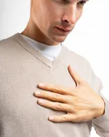 Buzo tejido de punto con cuello en V, de calce regular y mangas largas con puños acanalados.