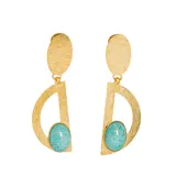 Aros colgantes dorados con forma geométrica y piedra turquesa ovalada.