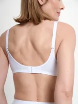 Soutien color piel, sin aro ni relleno, con breteles regulables y espalda con gancho.