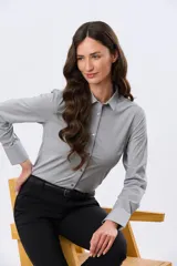 Camisa rayada de manga larga, confeccionada en mezcla de algodón, con cuello camisero clásico y cierre frontal de botones.