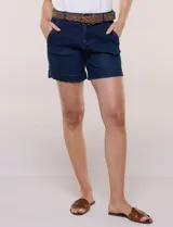 Short de algodón color beige, con pretina con pasadores, botón y cierre, bolsillos delanteros y bolsillos traseros abotonados. Incluye cinturón trenzado marrón.