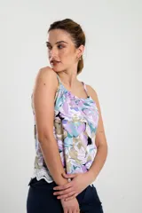 Blusa de tirantes con estampado floral y detalle de puntilla en el ruedo.