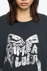 Camiseta blanca de algodón orgánico, corte oversize, con escote redondo y mangas cortas anchas. Presenta un logo grande en relieve en el frente.