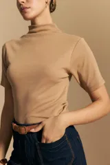 Polera de manga corta con cuello alto, confeccionada en tejido suave y flexible de calce ajustado.