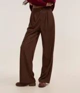 Pantalón wide leg de algodón con rayas verticales finas color marrón.