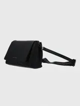 Cartera tipo bandolera Hush Puppies de diseño rectangular con solapa frontal, confeccionada en material sintético negro con logo metálico de la marca en el frente y correa ajustable con detalle de marca.