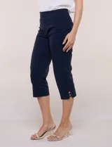 Pantalón capri azul marino de estilo sastrero, de tiro alto con pretina ancha y plana, corte entallado y bolsillos simulados en el frente.