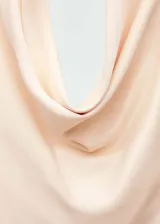 Vestido corto de satén color beige, con cuello drapeado, diseño recto y espalda descubierta.