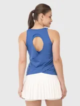 Musculosa deportiva de color azul, con diseño de espalda abierta, ajuste regular y sujetador integrado con almohadillas removibles.