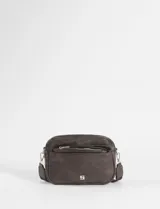 Cartera bandolera color marrón de cuero vegano, con diseño rectangular, bolsillo frontal con cierre y correa ajustable extraíble.