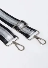 Correa de poliéster para cartera, con diseño a rayas horizontales plateadas y negras, herrajes metálicos plateados y ganchos mosquetón.